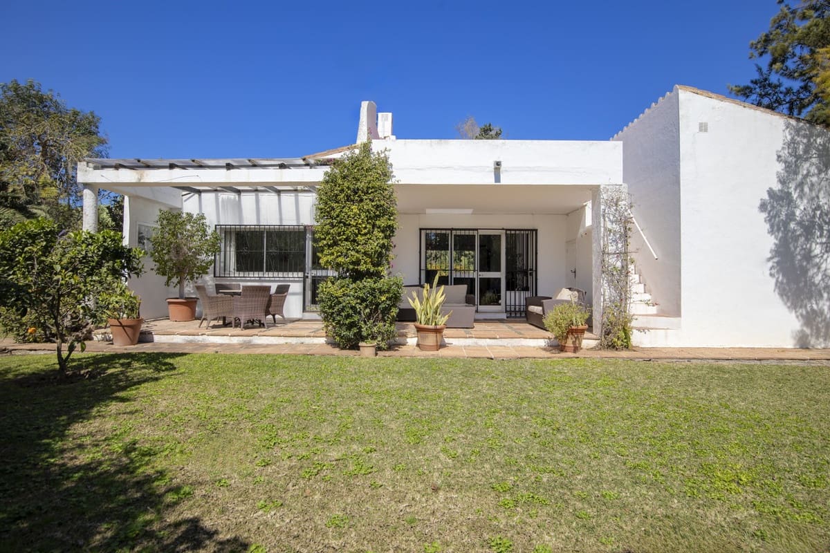 Chalet de 3 habitaciones en Guadalmina en venta - 1.800.000 € (Ref: 9705086)