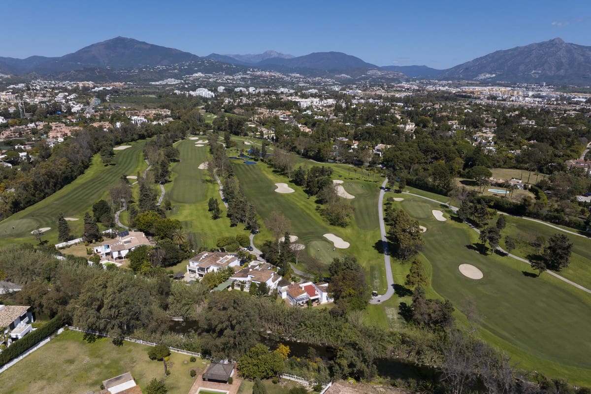 Chalet de 3 habitaciones en Guadalmina en venta - 1.800.000 € (Ref: 9705086)