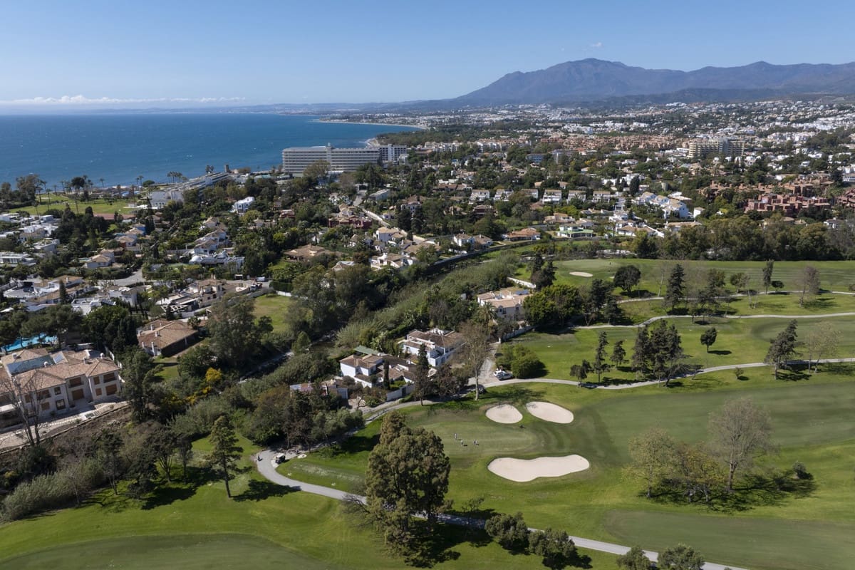 Chalet de 3 habitaciones en Guadalmina en venta - 1.800.000 € (Ref: 9705086)