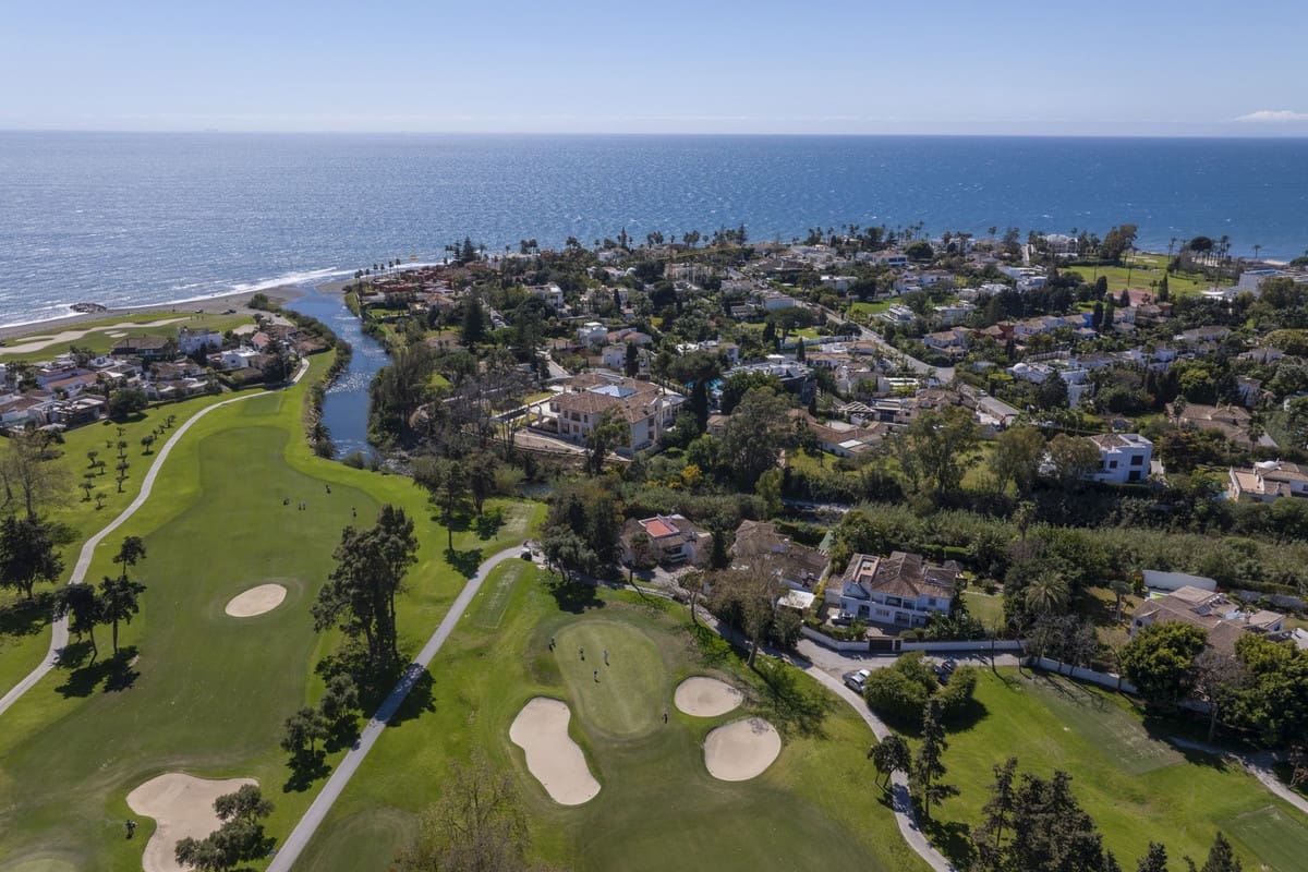 Chalet de 3 habitaciones en Guadalmina en venta - 1.800.000 € (Ref: 9705086)