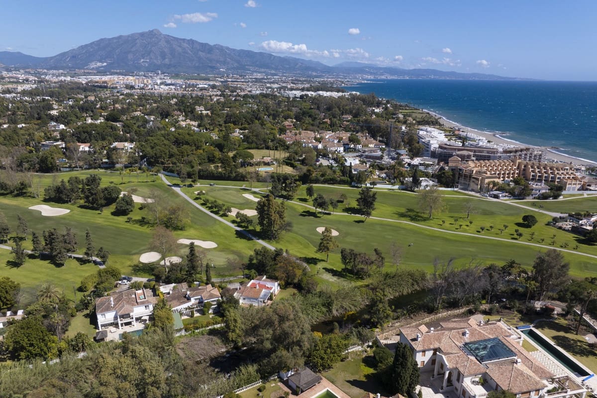 Chalet de 3 habitaciones en Guadalmina en venta - 1.800.000 € (Ref: 9705086)