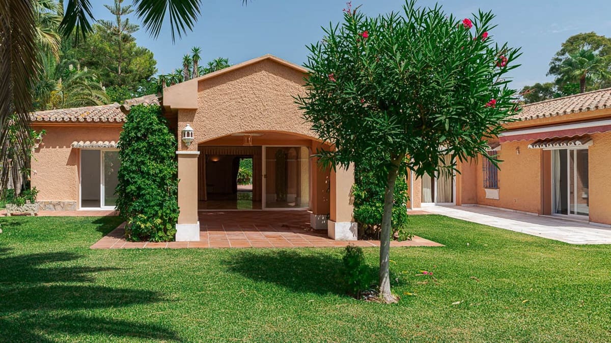 4 bedroom Villa for sale in Estepona with pool - € 1,850,000 (Ref: 9705089)