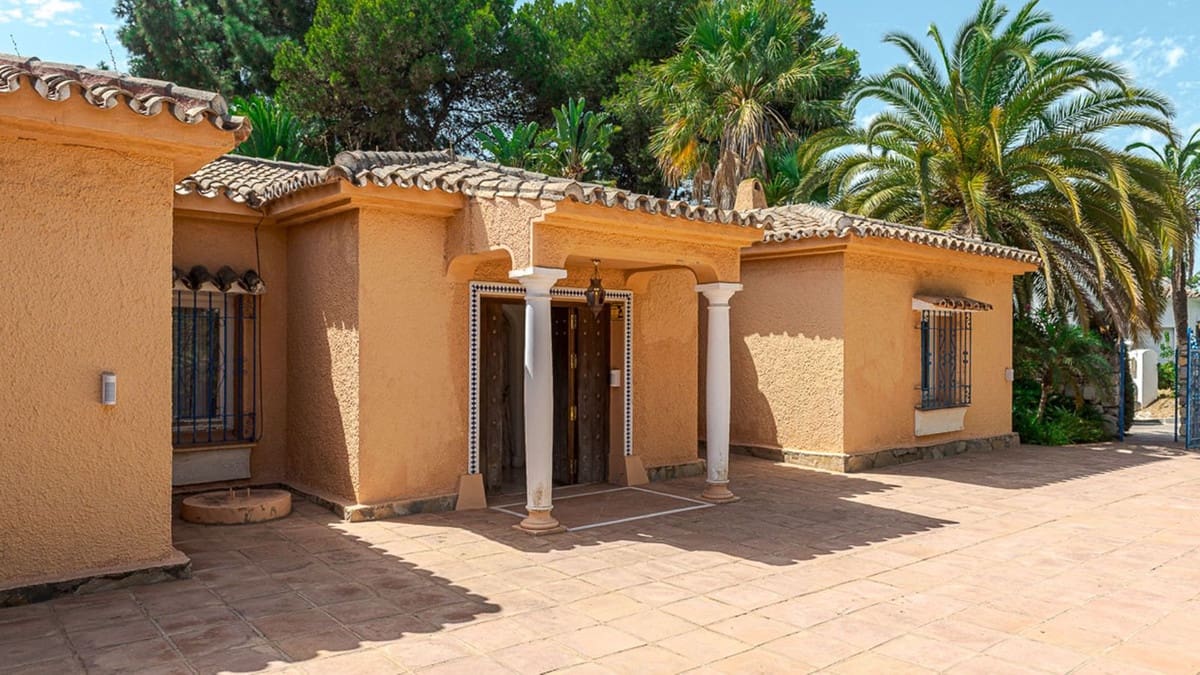 4 bedroom Villa for sale in Estepona with pool - € 1,850,000 (Ref: 9705089)