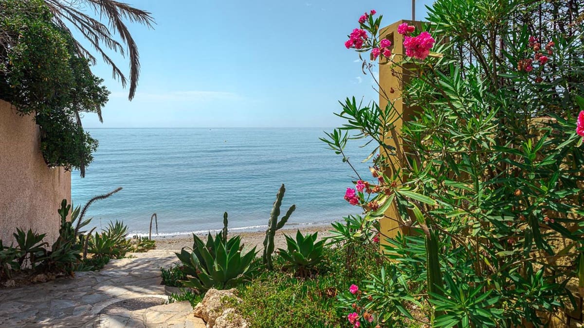 4 bedroom Villa for sale in Estepona with pool - € 1,850,000 (Ref: 9705089)