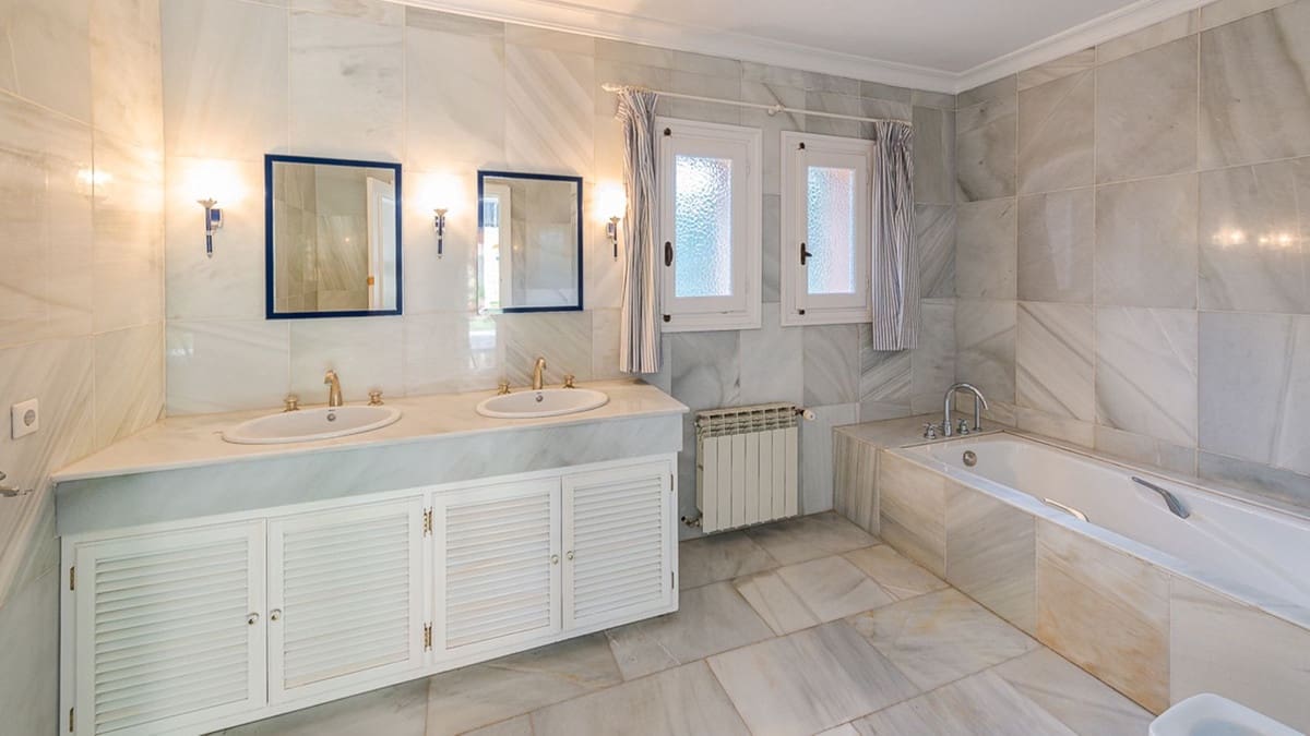 4 bedroom Villa for sale in Estepona with pool - € 1,850,000 (Ref: 9705089)