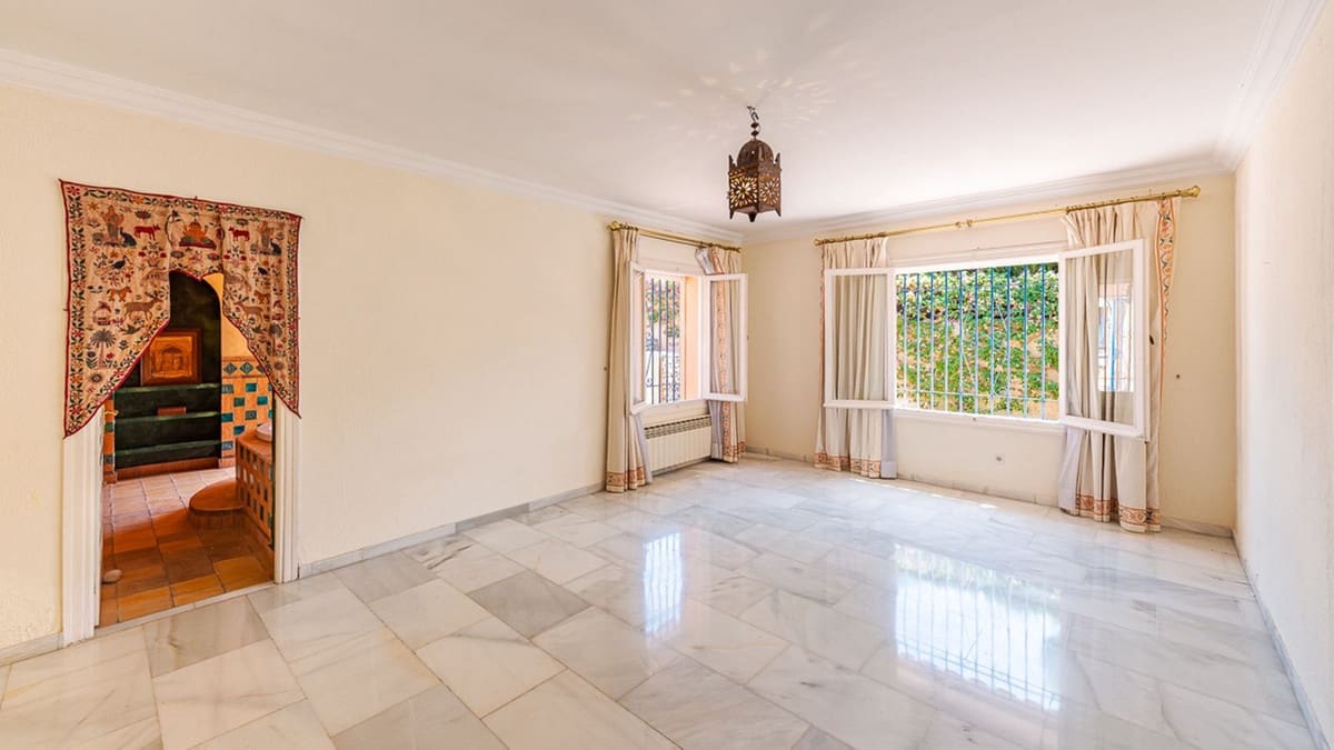 4 bedroom Villa for sale in Estepona with pool - € 1,850,000 (Ref: 9705089)