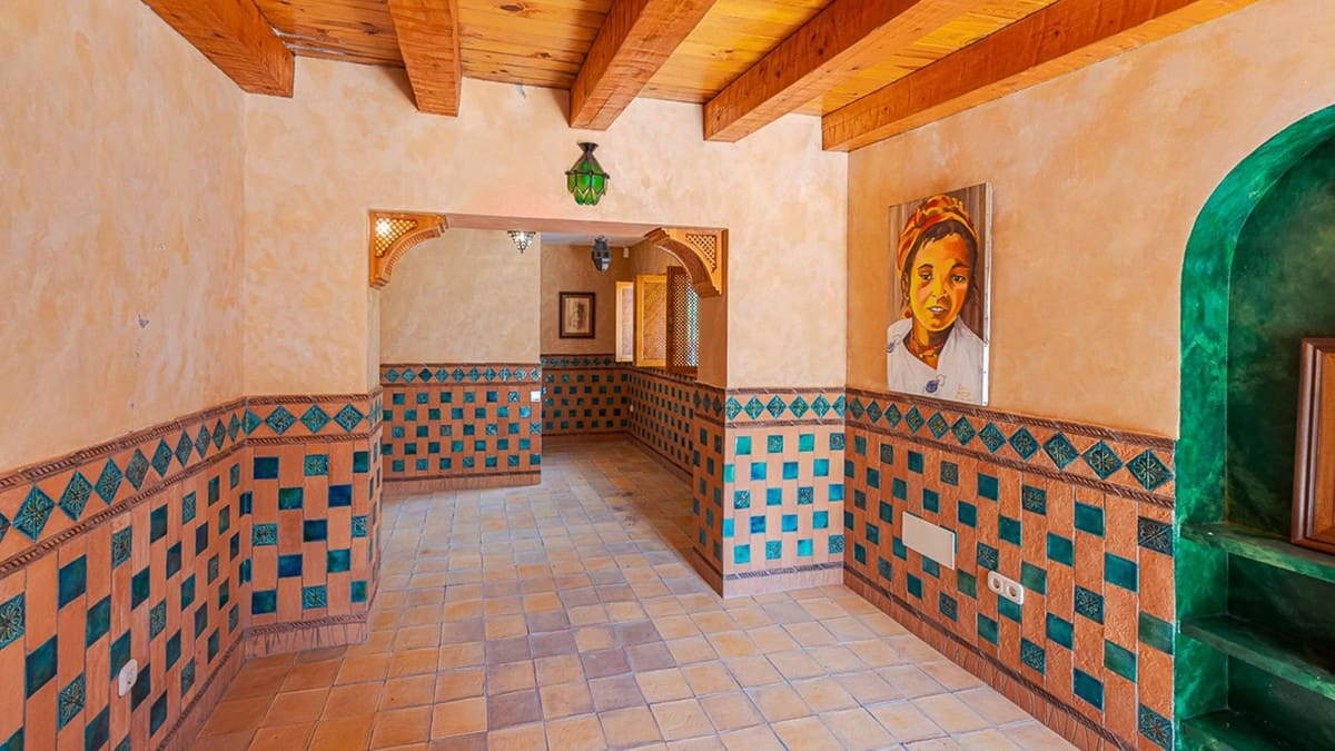 4 bedroom Villa for sale in Estepona with pool - € 1,850,000 (Ref: 9705089)