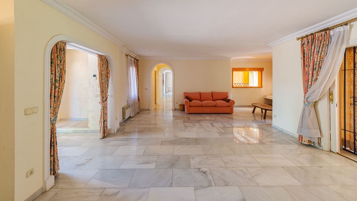 4 bedroom Villa for sale in Estepona with pool - € 1,850,000 (Ref: 9705089)