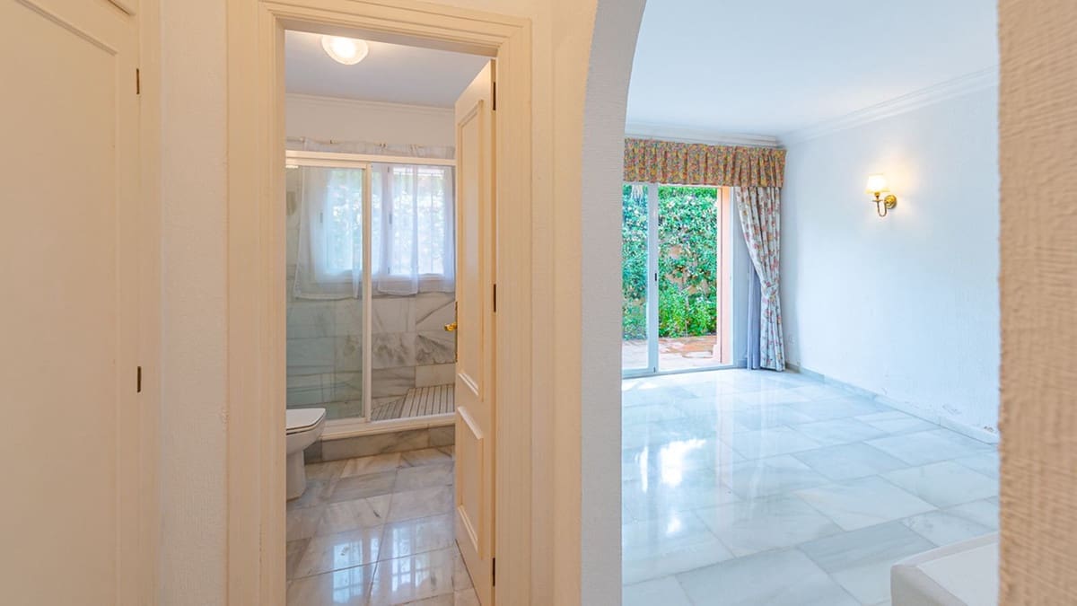 4 bedroom Villa for sale in Estepona with pool - € 1,850,000 (Ref: 9705089)