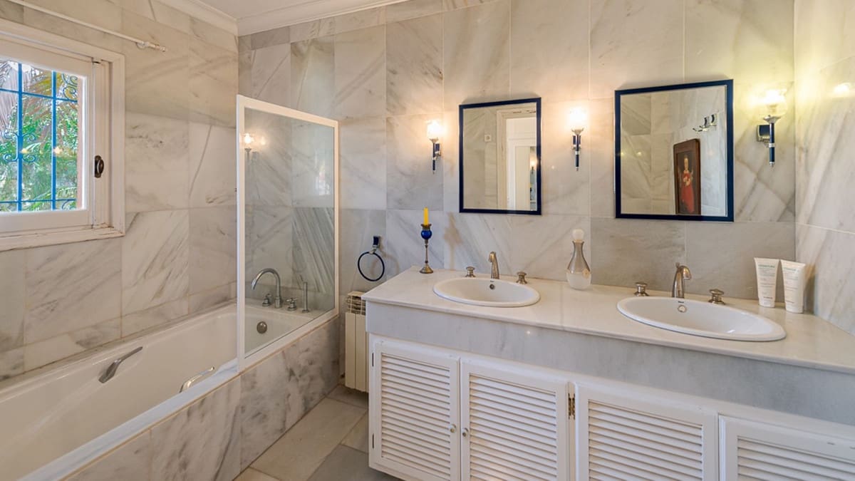 4 bedroom Villa for sale in Estepona with pool - € 1,850,000 (Ref: 9705089)