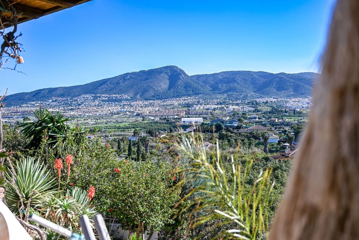 4 bedroom Villa for sale in Alhaurin de la Torre with pool - € 949,000 (Ref: 9705096)