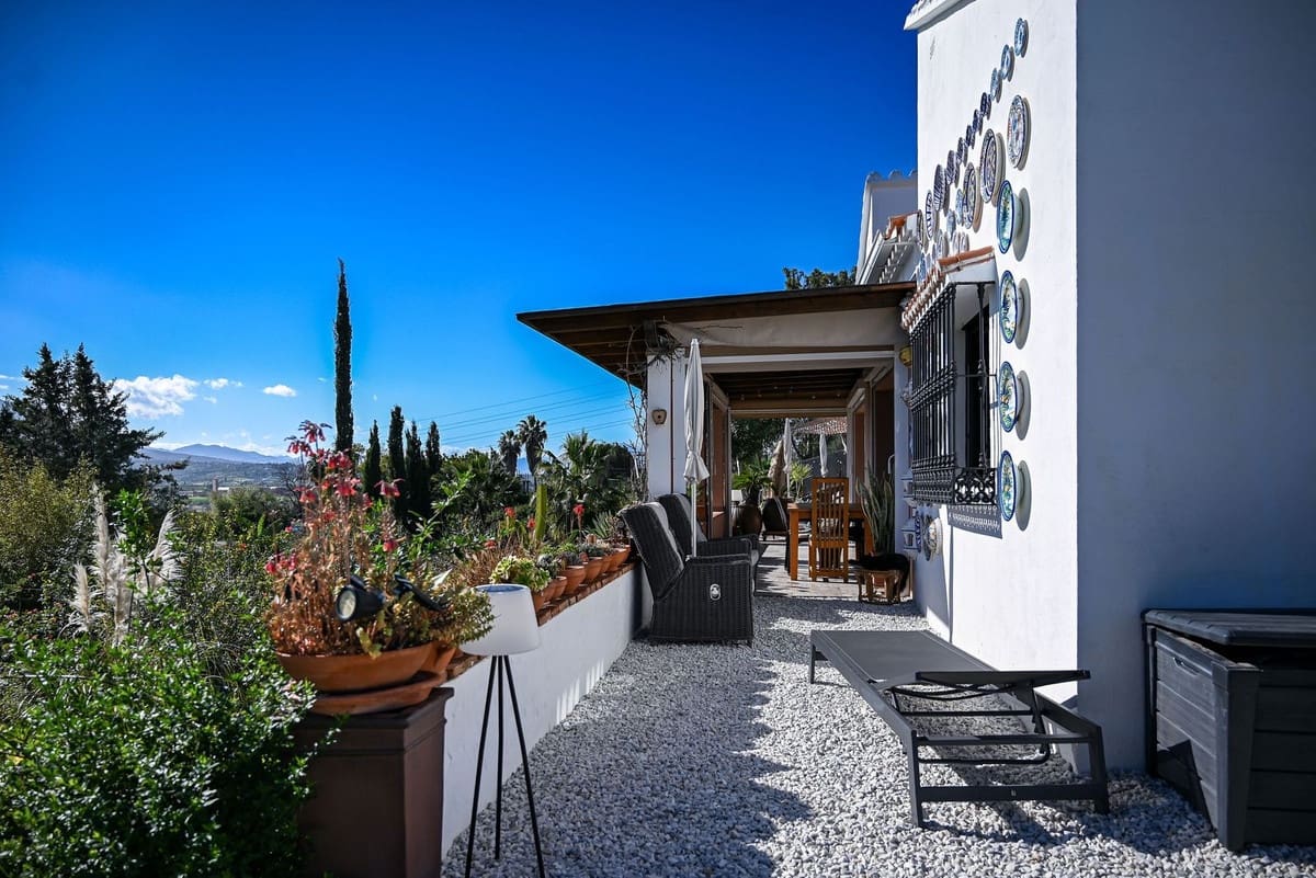 4 bedroom Villa for sale in Alhaurin de la Torre with pool - € 949,000 (Ref: 9705096)