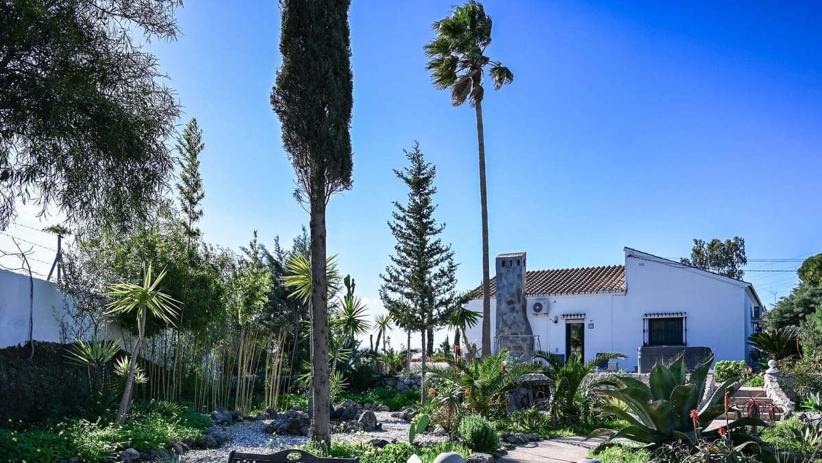 4 bedroom Villa for sale in Alhaurin de la Torre with pool - € 949,000 (Ref: 9705096)