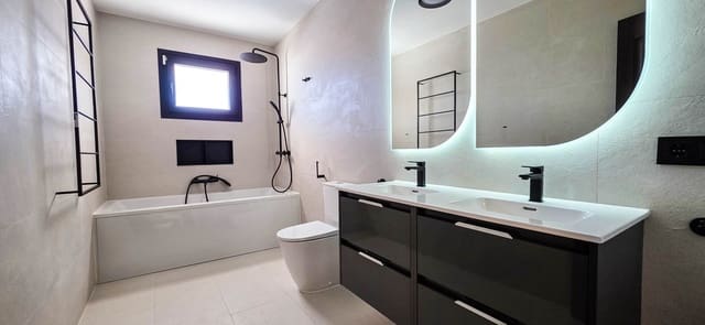 4 slaapkamer Villa te koop in Manilva Pueblo, Manilva met zwembad - € 935.000 (Ref: 9705100)