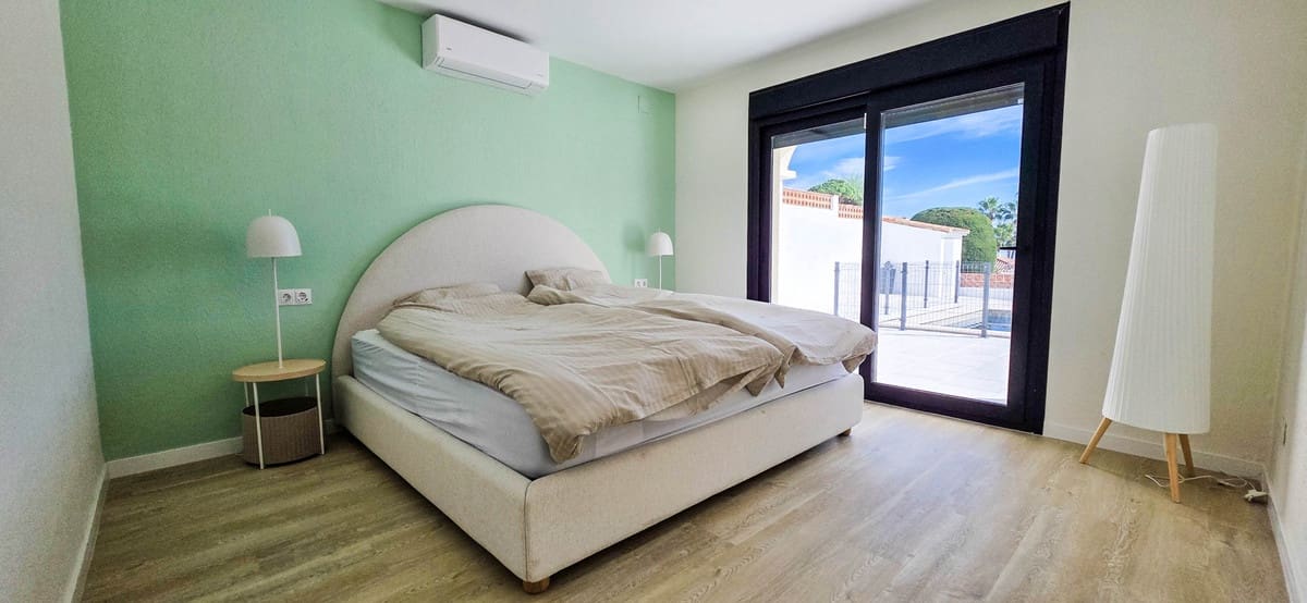 4 bedroom Villa for sale in Manilva with pool - € 895,000 (Ref: 9705100)