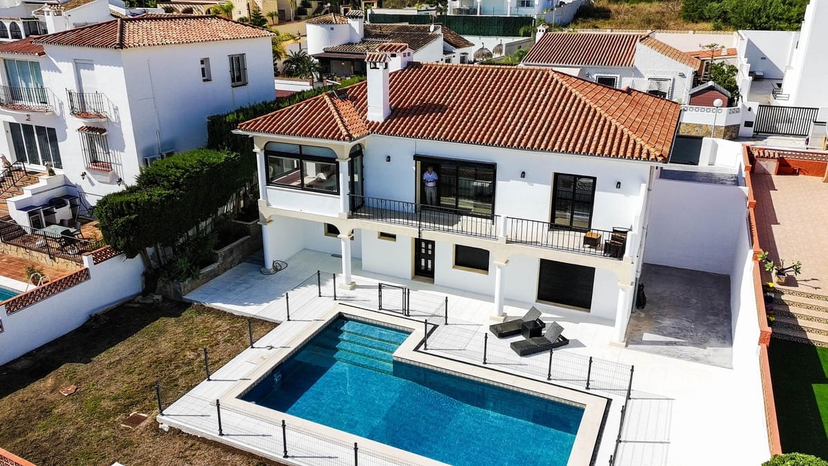 4 bedroom Villa for sale in Manilva with pool - € 895,000 (Ref: 9705100)