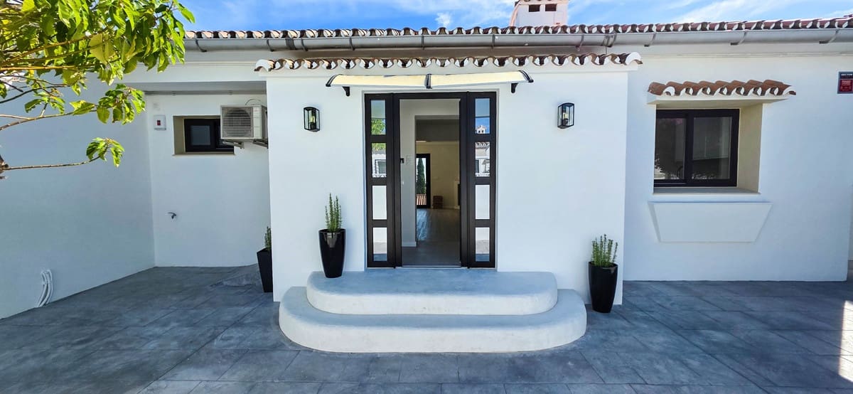4 bedroom Villa for sale in Manilva with pool - € 895,000 (Ref: 9705100)