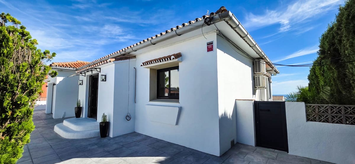 4 bedroom Villa for sale in Manilva with pool - € 895,000 (Ref: 9705100)
