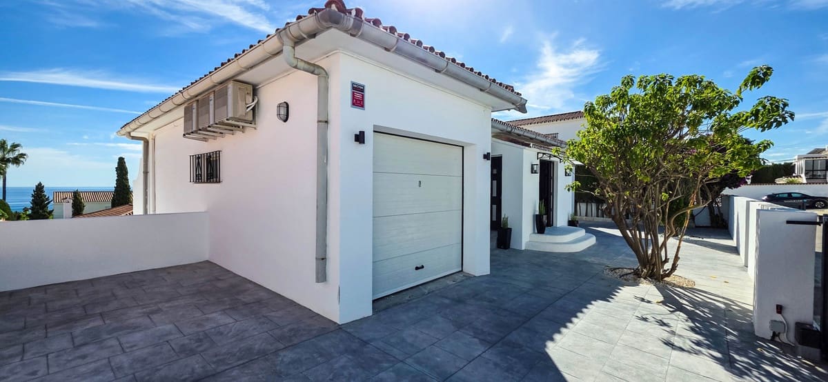 4 bedroom Villa for sale in Manilva with pool - € 895,000 (Ref: 9705100)