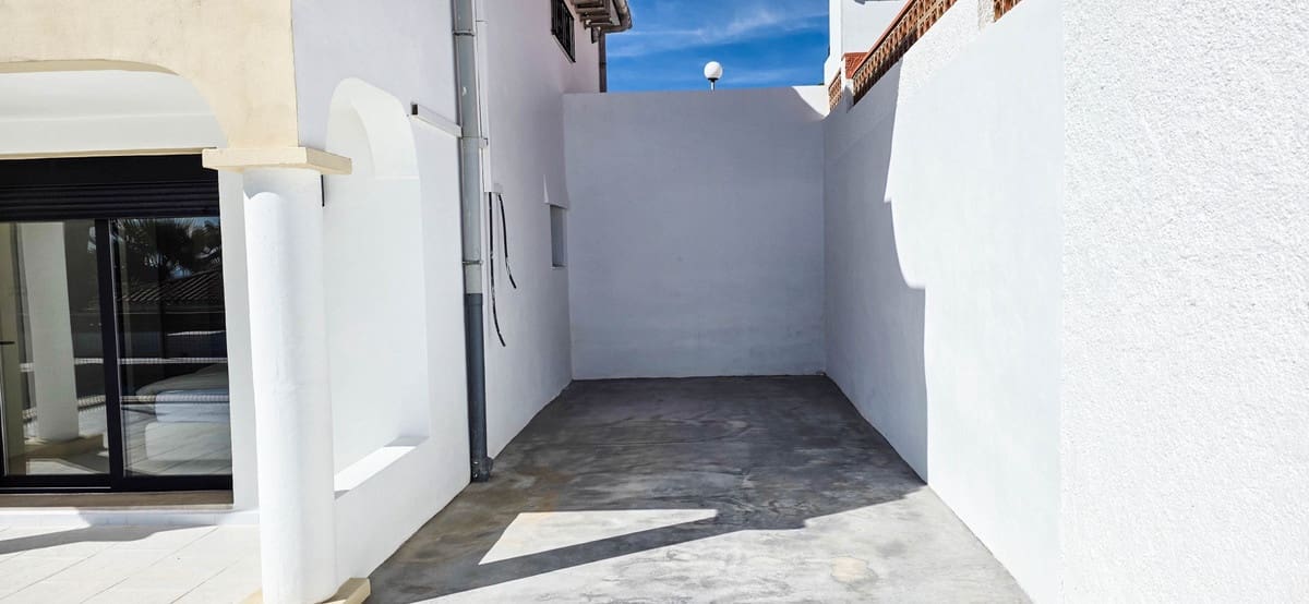 4 bedroom Villa for sale in Manilva with pool - € 895,000 (Ref: 9705100)