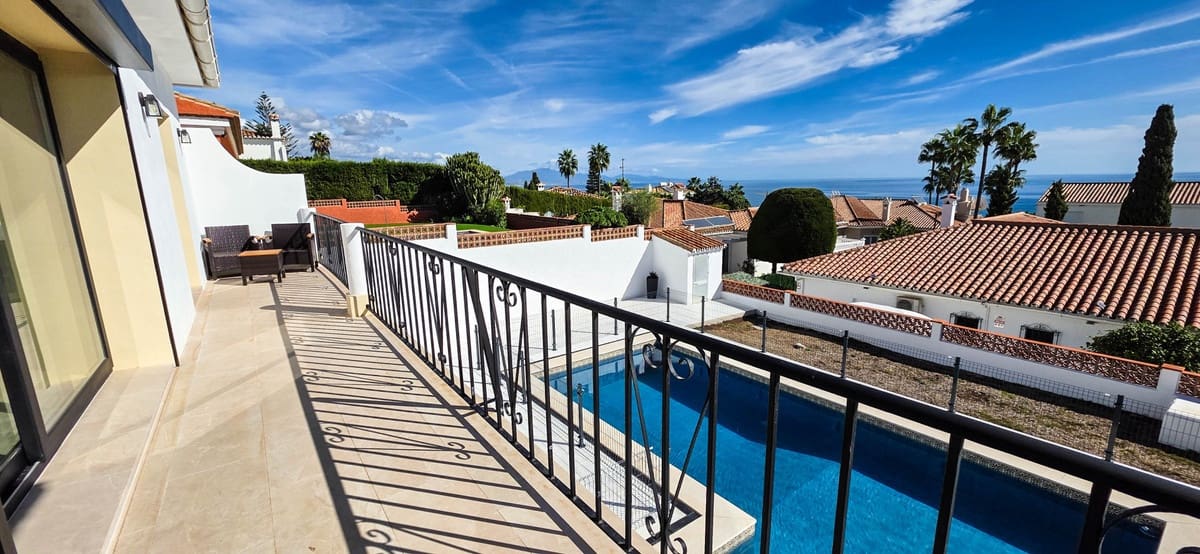 4 bedroom Villa for sale in Manilva with pool - € 895,000 (Ref: 9705100)