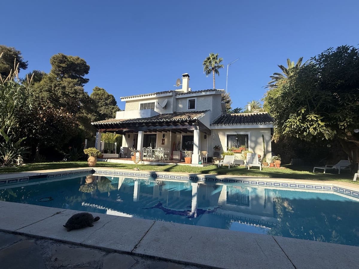 Chalet de 4 habitaciones en Calahonda en venta con piscina garaje - 950.000 € (Ref: 9705104)