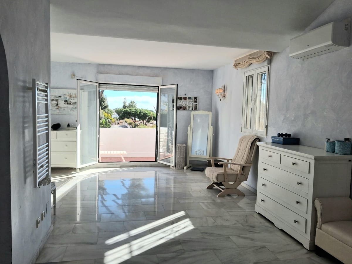 Chalet de 4 habitaciones en Calahonda en venta con piscina garaje - 950.000 € (Ref: 9705104)