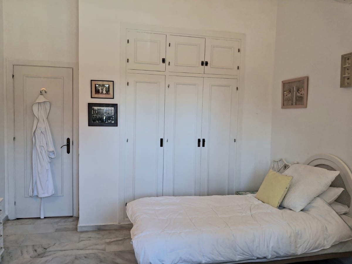 4 bedroom Villa for sale in Calahonda with pool garage - € 950,000 (Ref: 9705104)