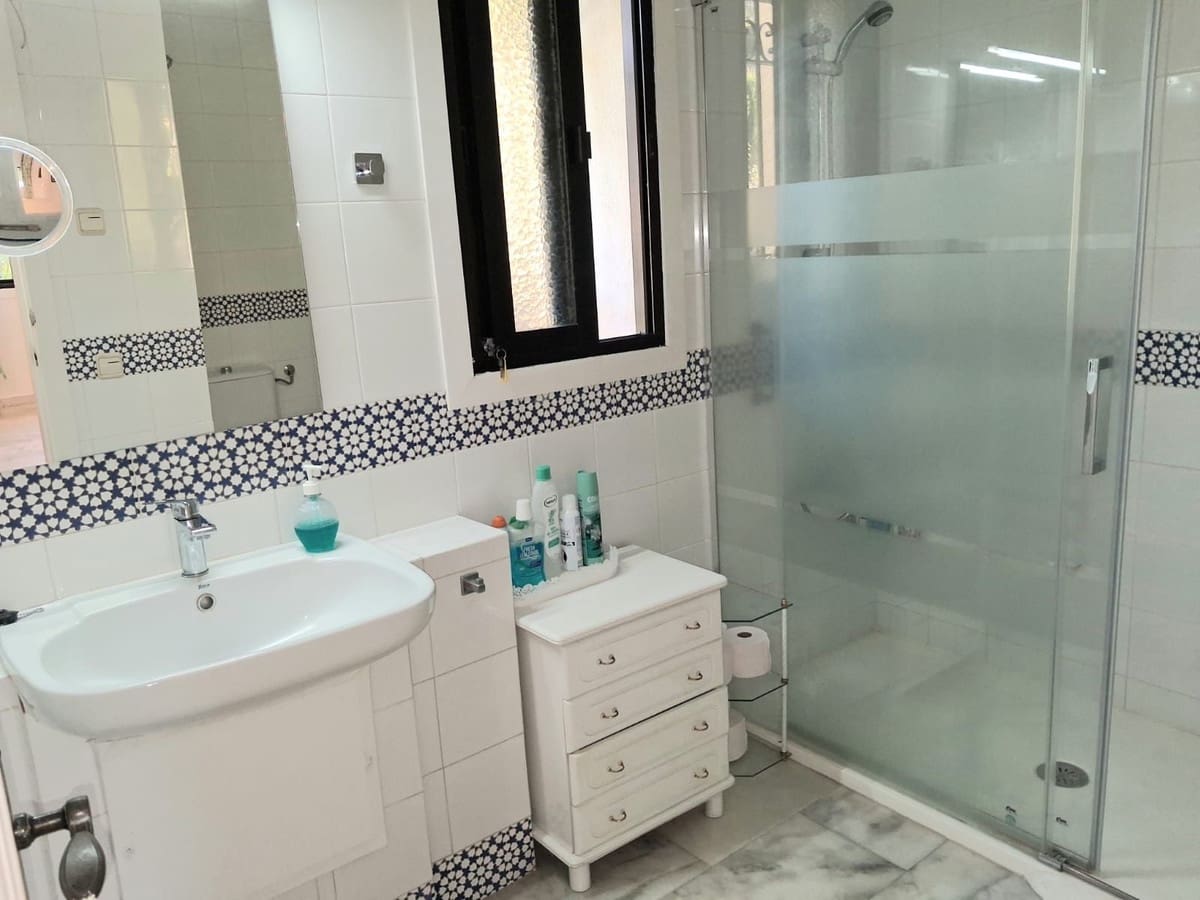 4 bedroom Villa for sale in Calahonda with pool garage - € 950,000 (Ref: 9705104)