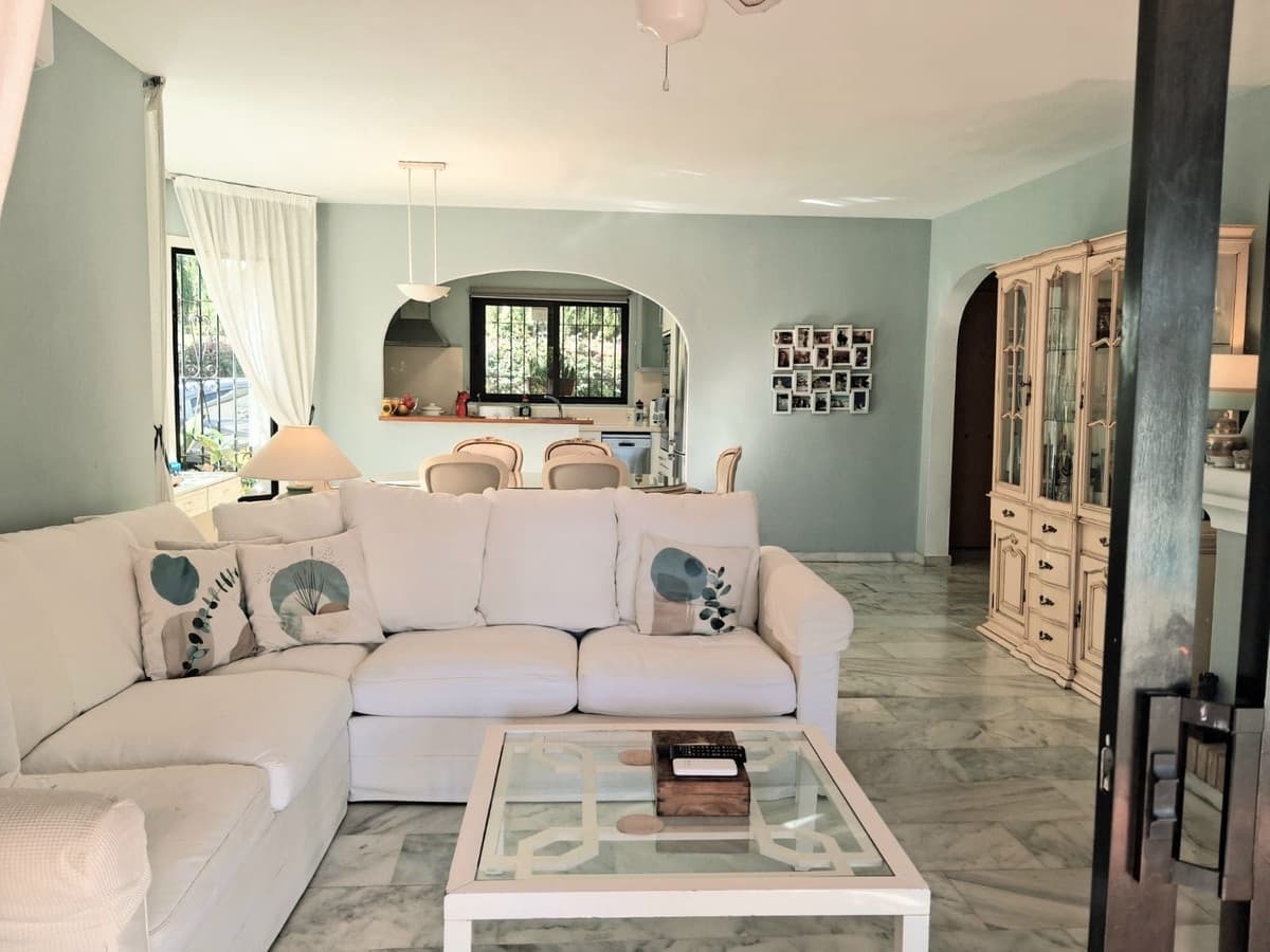 4 bedroom Villa for sale in Calahonda with pool garage - € 950,000 (Ref: 9705104)