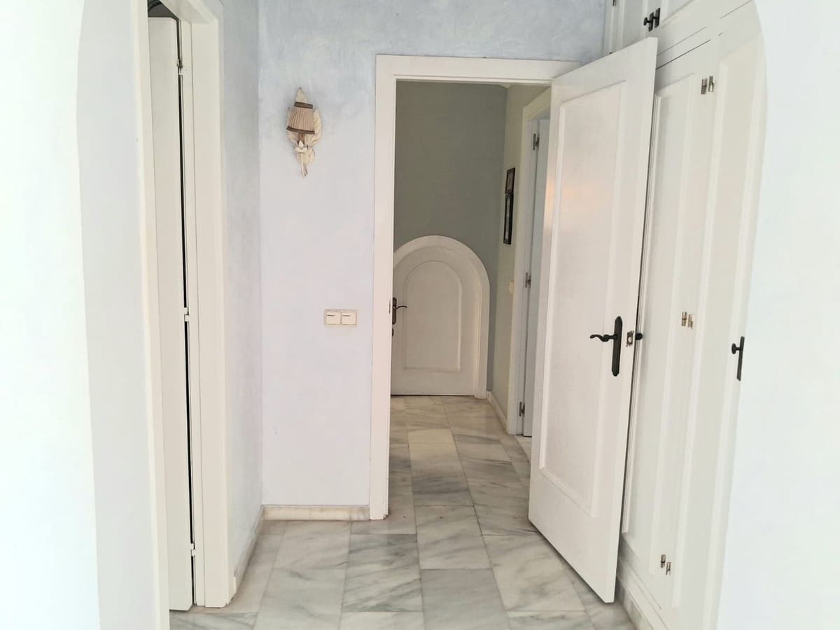 4 bedroom Villa for sale in Calahonda with pool garage - € 950,000 (Ref: 9705104)
