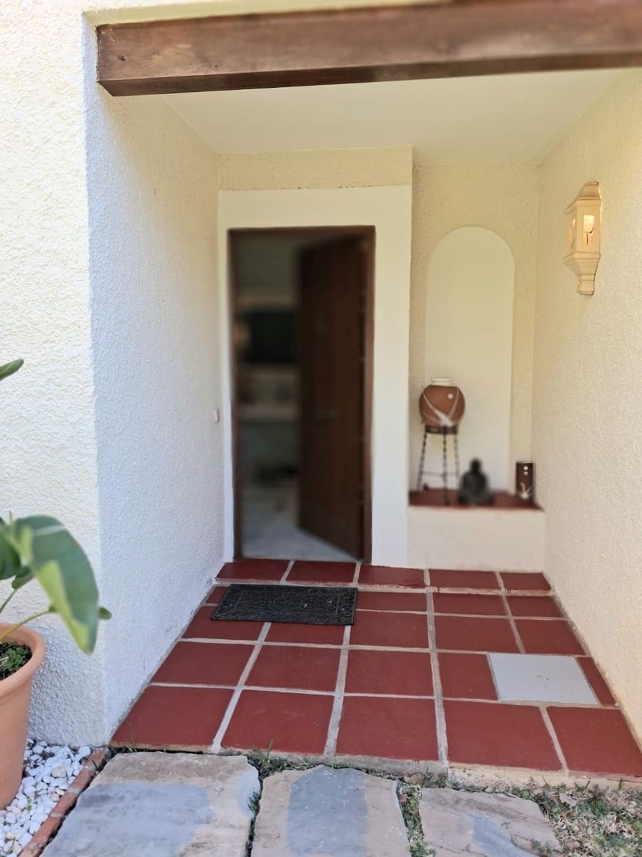 4 bedroom Villa for sale in Calahonda with pool garage - € 950,000 (Ref: 9705104)
