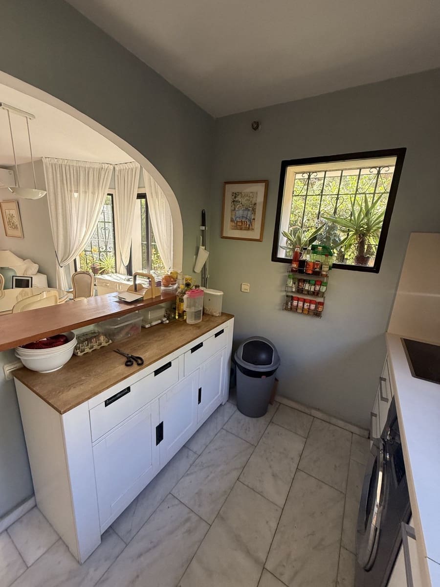 4 bedroom Villa for sale in Calahonda with pool garage - € 950,000 (Ref: 9705104)
