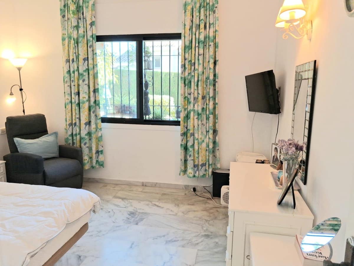 4 bedroom Villa for sale in Calahonda with pool garage - € 950,000 (Ref: 9705104)