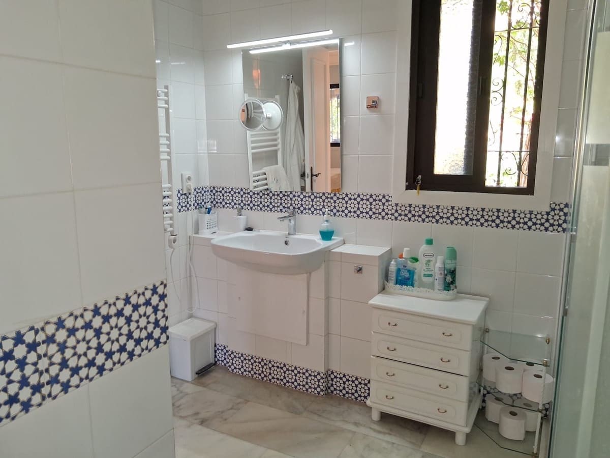 4 bedroom Villa for sale in Calahonda with pool garage - € 950,000 (Ref: 9705104)