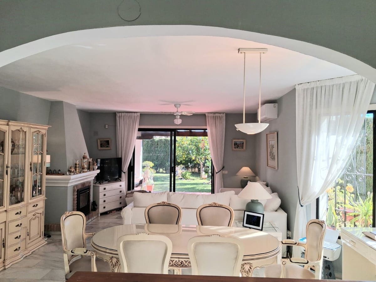 4 bedroom Villa for sale in Calahonda with pool garage - € 950,000 (Ref: 9705104)