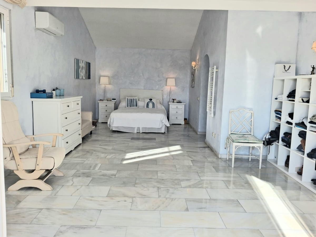 4 bedroom Villa for sale in Calahonda with pool garage - € 950,000 (Ref: 9705104)