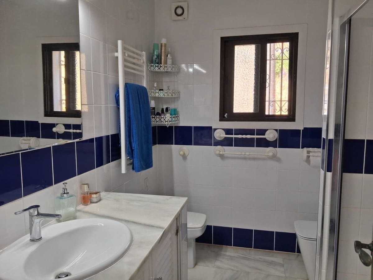 4 bedroom Villa for sale in Calahonda with pool garage - € 950,000 (Ref: 9705104)