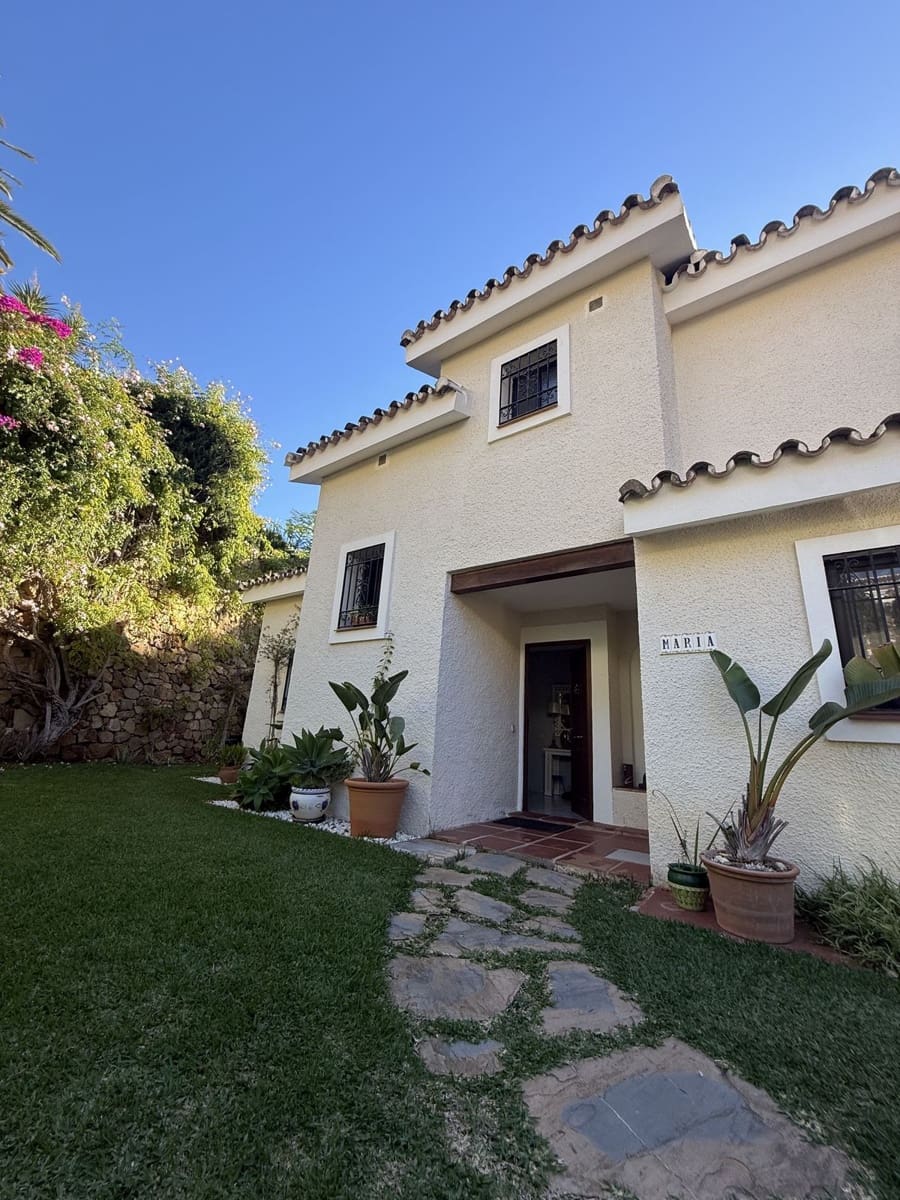 4 bedroom Villa for sale in Calahonda with pool garage - € 950,000 (Ref: 9705104)