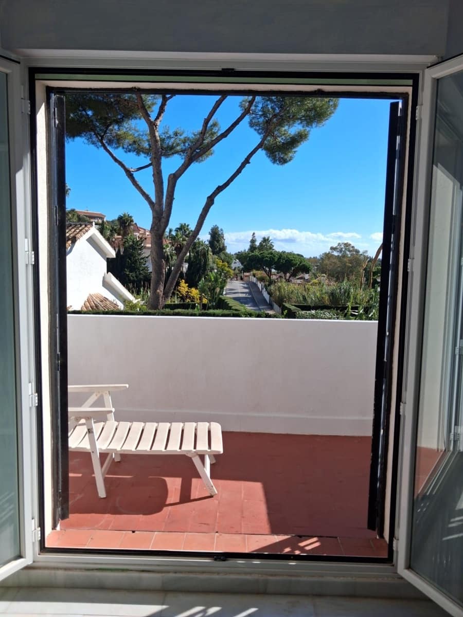 4 bedroom Villa for sale in Calahonda with pool garage - € 950,000 (Ref: 9705104)