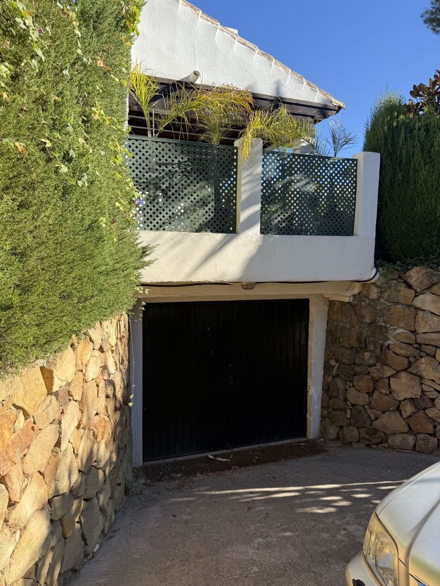 4 bedroom Villa for sale in Calahonda with pool garage - € 950,000 (Ref: 9705104)