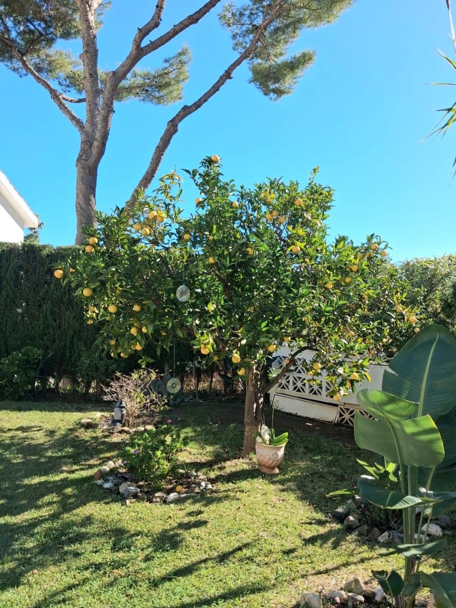 4 bedroom Villa for sale in Calahonda with pool garage - € 950,000 (Ref: 9705104)