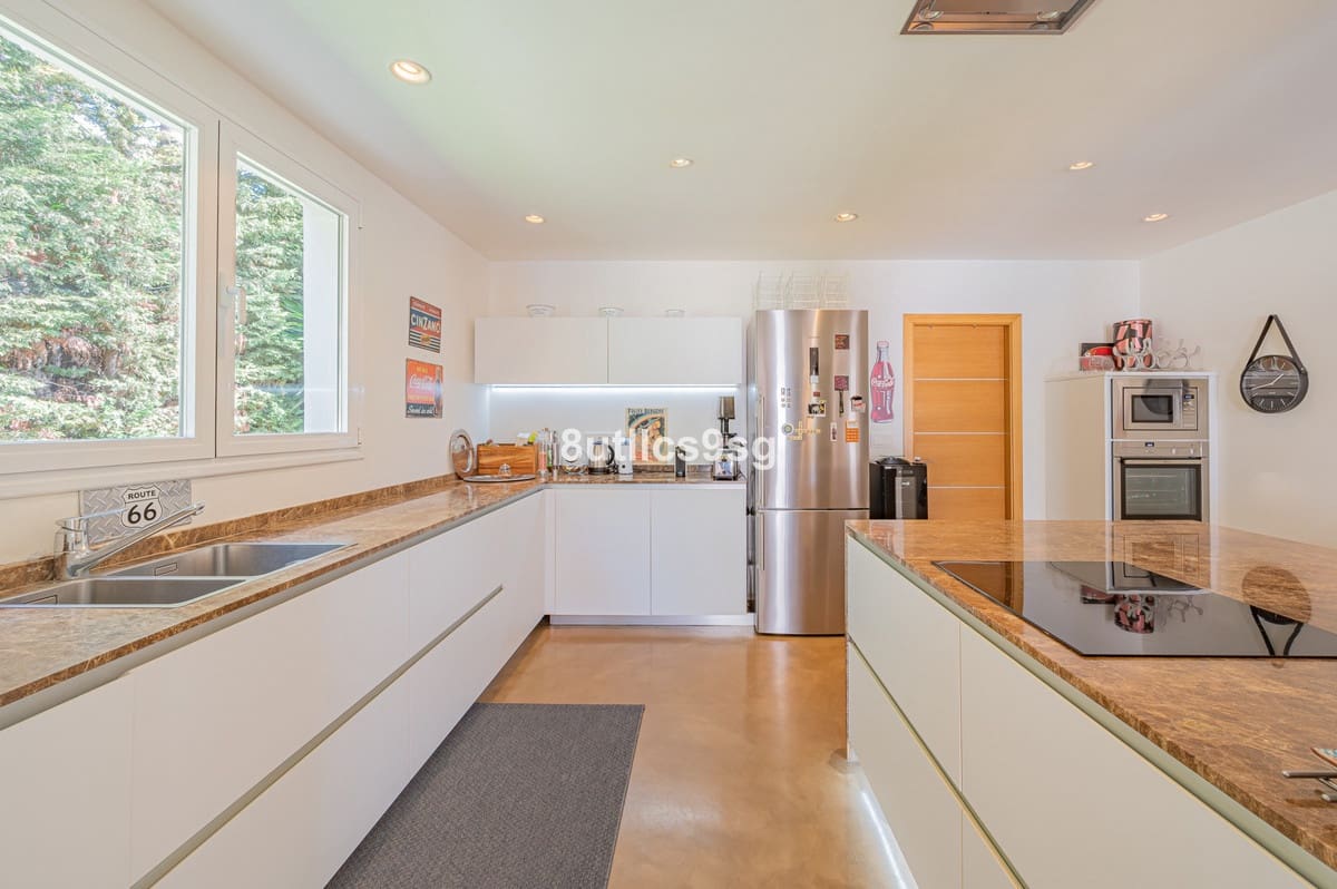 5 bedroom Villa for sale in Nueva Andalucia with pool - € 2,490,000 (Ref: 9712123)