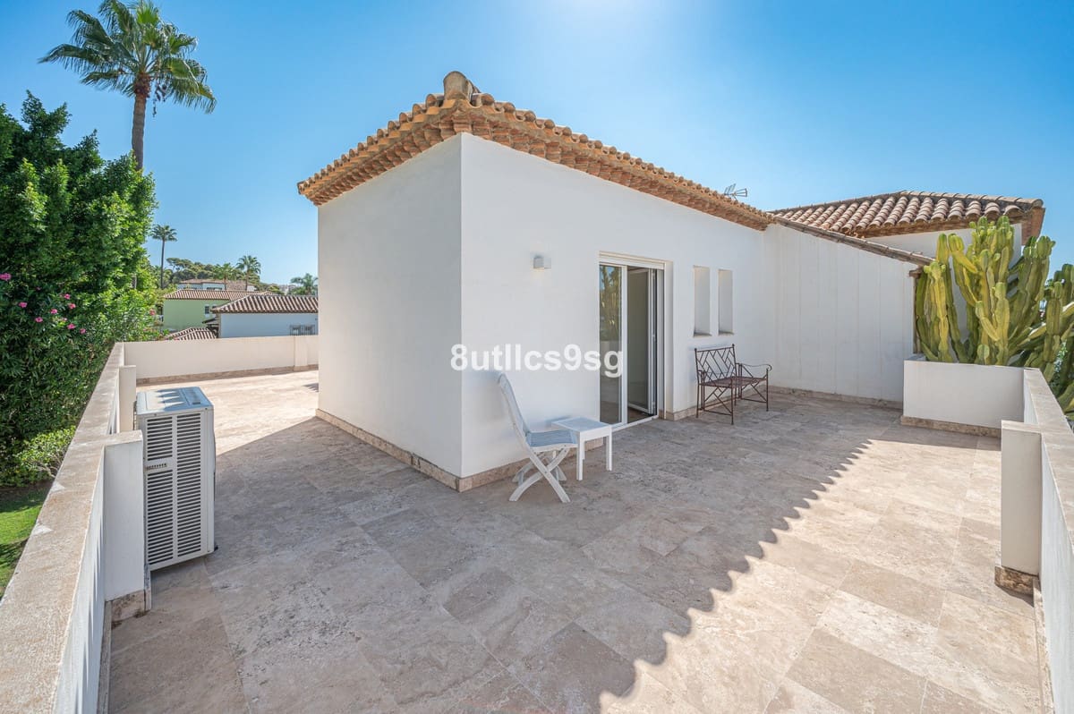 5 bedroom Villa for sale in Nueva Andalucia with pool - € 2,490,000 (Ref: 9712123)