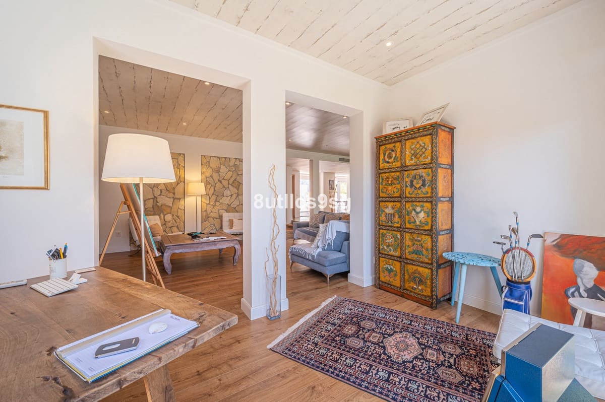 5 bedroom Villa for sale in Nueva Andalucia with pool - € 2,490,000 (Ref: 9712123)