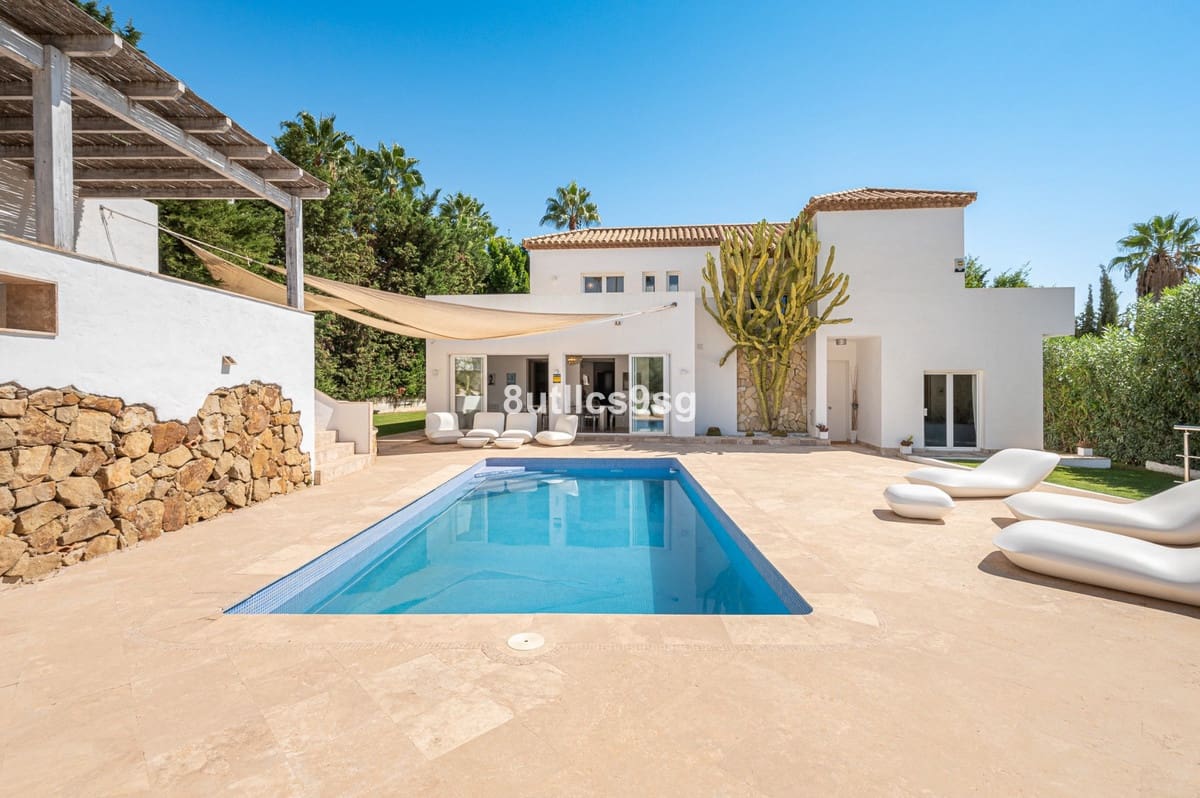5 bedroom Villa for sale in Nueva Andalucia with pool - € 2,490,000 (Ref: 9712123)