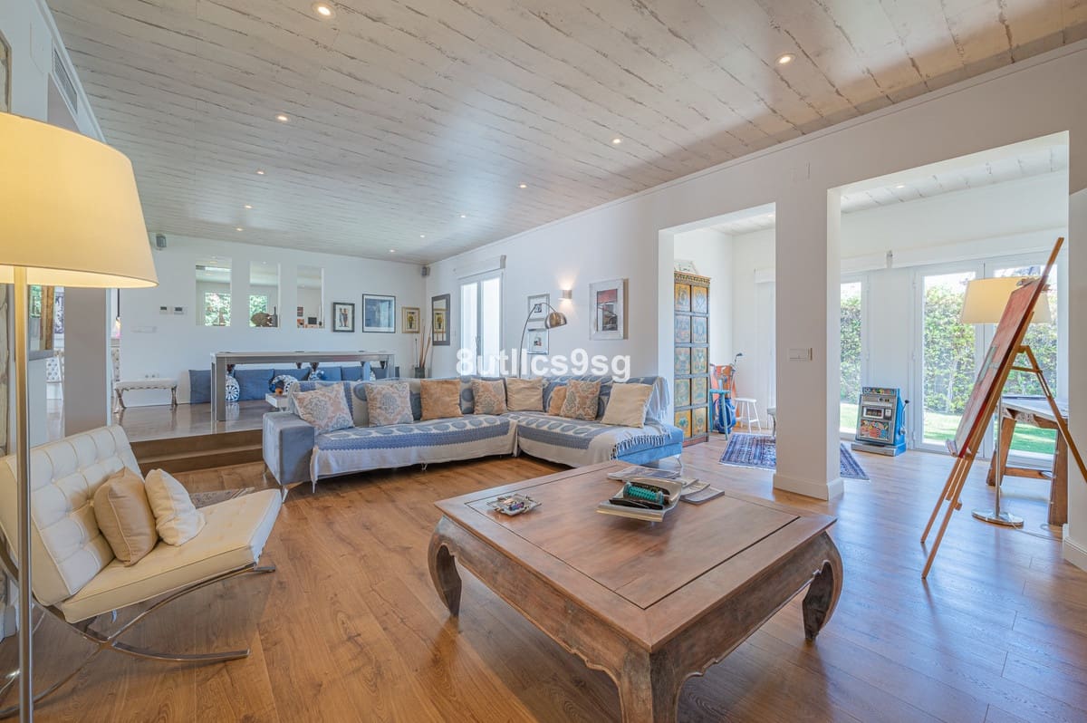 5 bedroom Villa for sale in Nueva Andalucia with pool - € 2,490,000 (Ref: 9712123)