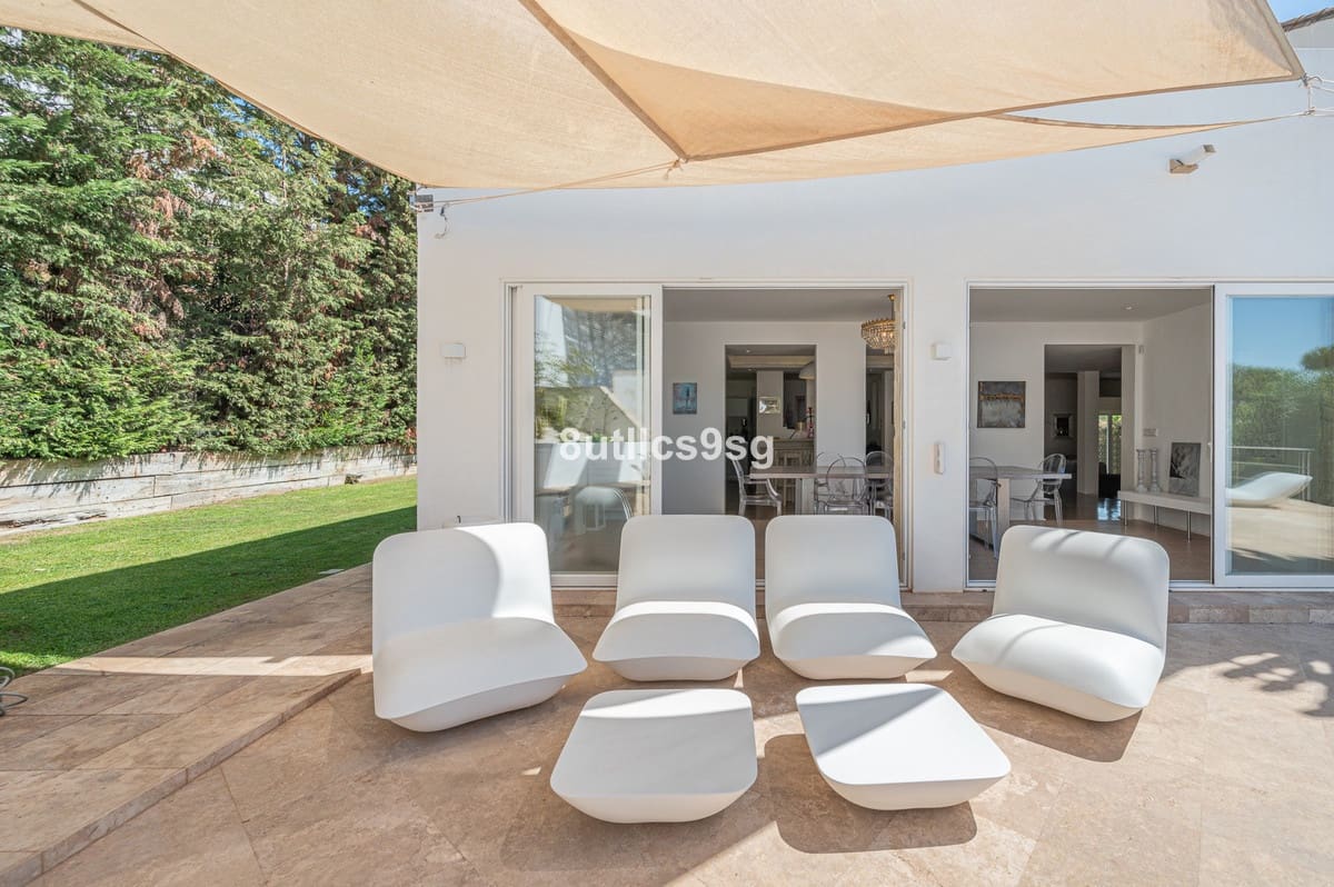 5 bedroom Villa for sale in Nueva Andalucia with pool - € 2,490,000 (Ref: 9712123)