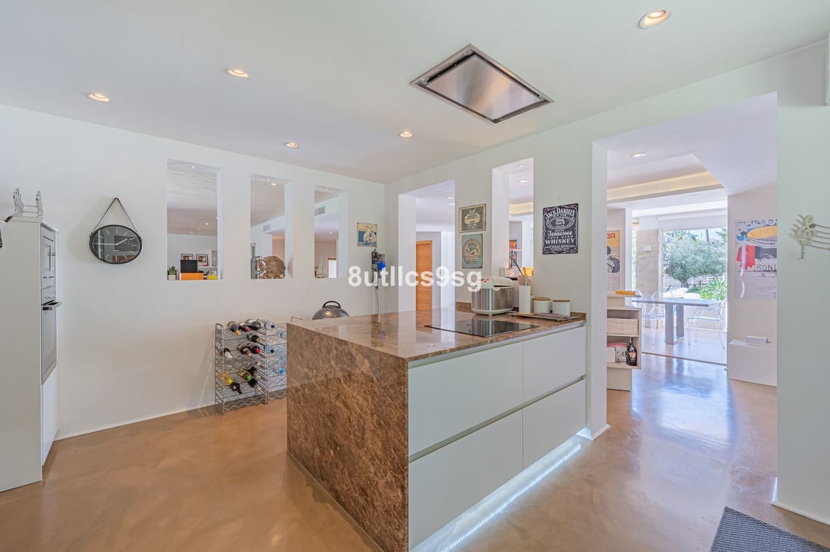 5 bedroom Villa for sale in Nueva Andalucia with pool - € 2,490,000 (Ref: 9712123)