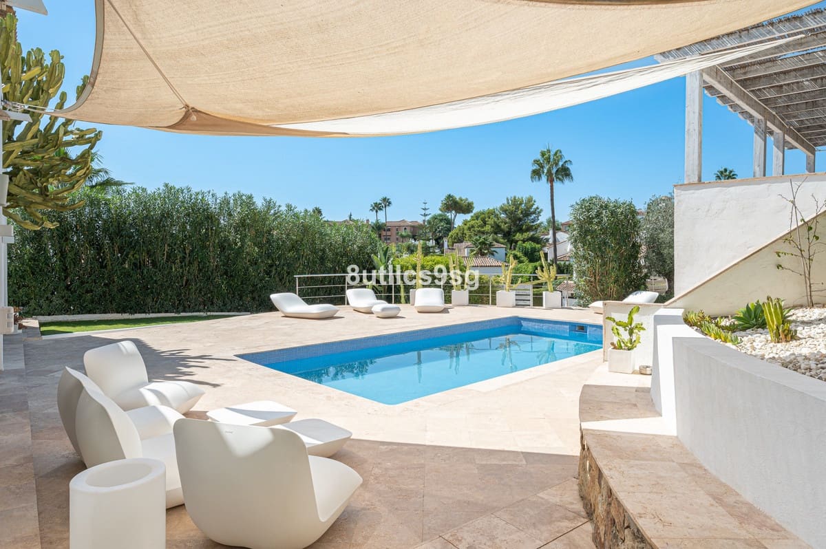 5 bedroom Villa for sale in Nueva Andalucia with pool - € 2,490,000 (Ref: 9712123)